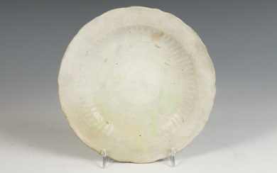 CHINESE PROVINCIAL PORCELAIN PLATE, 18th century. - D:7 1/2 in....
