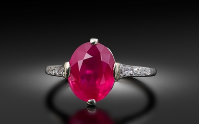 Cartier, bague en rubis et diamants, début du 20e siècle, sertie d'un rubis ovale pesant...