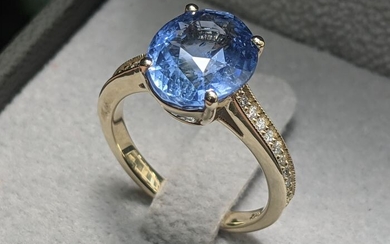 Ceylon 6.80 Carat Natural Blue Sapphire And Diamonds Ring - 14 kt. Yellow gold - Ring - 6.80 ct Sapphire - Diamonds