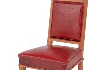 Chaise en bois naturel les pieds fuselés. Garniture en simili cuir rouge. Travail des années...