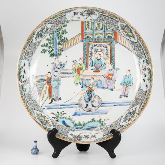 Charger, Saucer - Porcelain - Very large - Spear fighter and scholar dignitaries in a pavilion - Qianlong mark - China - Qing Dynasty (1644-1911)
