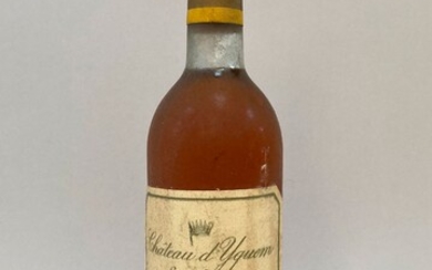 Château d'YQUEM 1976 - 1er Grand cru supérieur SAUTERNES. (Etiquette tachée, manque l'étiquette bandeau. Niveau...