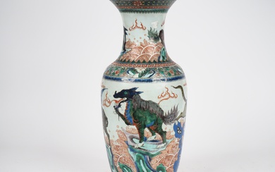 Chine, XIXe siècle, Vase balustre en porcelaine et émaux de la famille verte, à décor...
