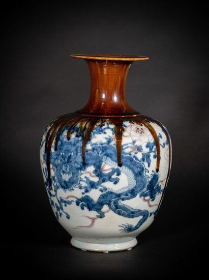 Chinese Art. A porcelain vase with dragon China, Qing dynasty, 19th century. White porcelain body decorated with underglaze cobalt blue and copper red. The flaring neck with an unusual running brown reddish cover... Cm 23,00 x 35,00.