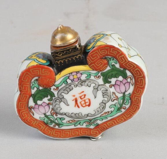Chinese porcelain snuff bottle with floral / gold and Chinese character decoration. With bottom mark. Size: 6 x 7 x 2 cm. In good condition.