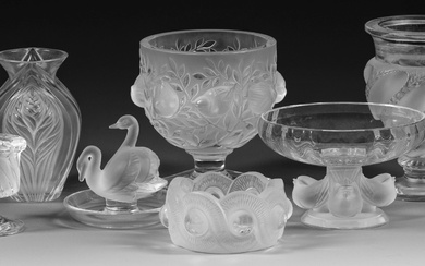 Collection de sept objets en verre Lalique Verre en cristal incolore, soufflé dans le moule,...