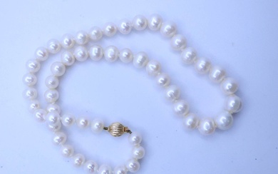 Collier de perles en chute 8 à 10,5 mm, fermoir or jaune (9Kt) long 43...