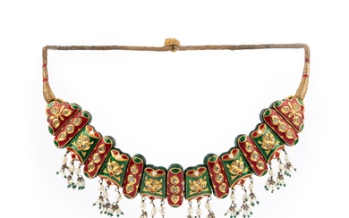 Collier en émail et perles de culture, Inde, construit en or rempli de gomme-laque, composé...