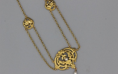 Collier en or à décor de rinceaux enrichi d’une perle. P 6,3g