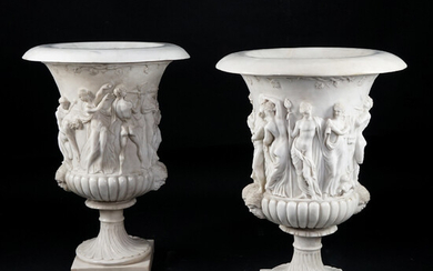 Coppia di vasi a cratere in marmo bianco scolpito a raffigurare un corteo di...