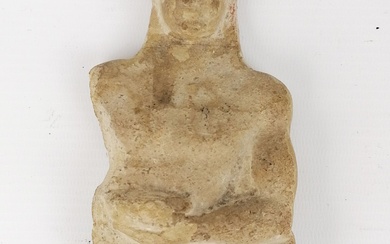 Dans le goût de l'art étrusque, Figure d'homme en terre cuite. H. : 16,5 cm....