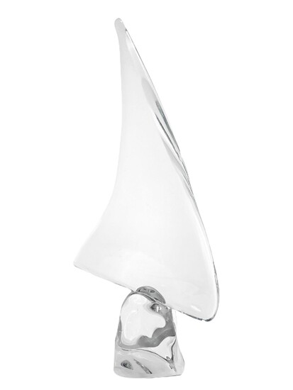 Daum France. Grande sculpture en cristal représentant un voilier, 20e siècle. Ecaillage sur la base....