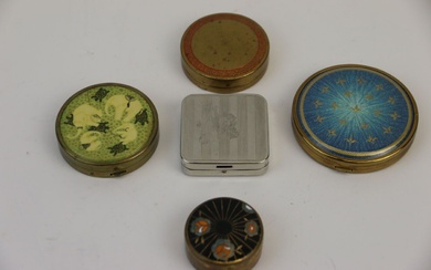 Divers Parfumeurs - (années 1920-1950) Assortiment de cinq poudriers en métal estampé des maisons Rigaud,...