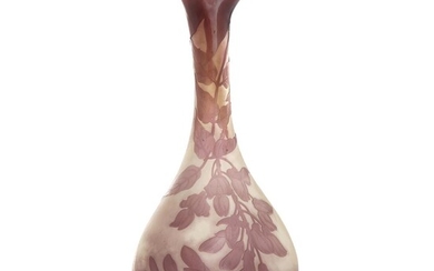 ÉTABLISSEMENTS GALLÉ (1904-1936) Vase balustre à haut col trilobé en verre multicouche violet sur fond satiné à décor gravé à l'acid...