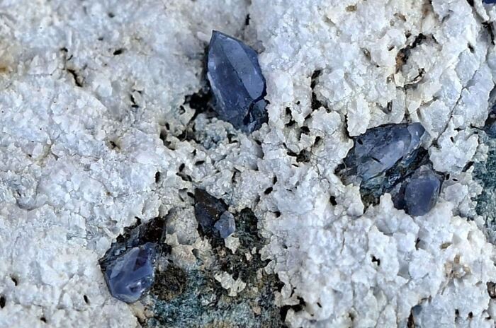 Excellent and rare United States Benitoite and Neptunite - With triangular cornflower blue benitoite crystals and Neptunite crystals - 6.3×4.8×3.3 cm - 108 g