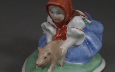 Figurine en porcelaine "Fille avec un cochon porte-bonheur" - Herend, Hongrie, c. 1940, porcelaine, peinture...