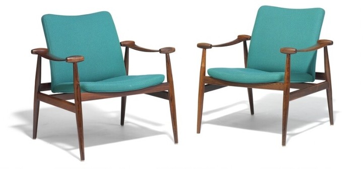 Finn Juhl: “Spade Chair”. A pair of Brazilian rosewood armchairs. Loose cushions in seat and back upholstered with blue/green wool. (2)