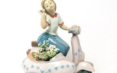 Floral Getaway 1005795 - Lladro Porcelain Figurine
