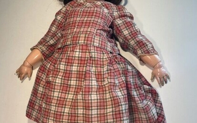 German made doll, porcelain head marked 13 (two small cracks at the top of the head), blue mobile eyes, mouth open on a row of teeth, pierced ears, brown wig. Articulated body in wood and composition (chips), Scottish dress. Circa. 1905 H. 72 cm