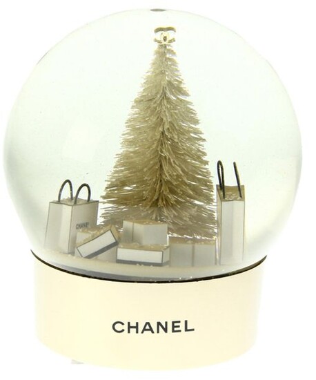 Glassware - Glass snow globe with Christmas tree and presents on round bronze colored plastic base, in box, Chanel No 5 -H. box approx. 18,5 cm