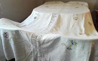 Graceful Pure Linen Towel with Hand Embroidered Flowers - New - Pure linen - Late 20th century