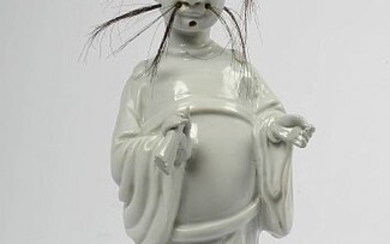 "Guandi" en porcelaine dite "Blanc de Chine". Travail chinois. Epoque: Epoque: XVIIIème. (** à l’éventail). H.:+/-29,8cm.