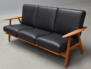 Hans J. Wegner. Freestanding three-person 'Cigar' sofa, Model GE-240, in oak and black aniline leather