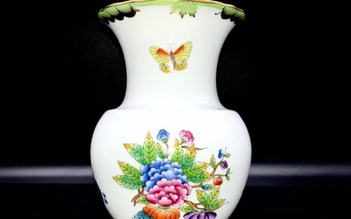 Herend, Hungary - Exquisite Vase - "Queen Victoria" Pattern - Vase - Hand Painted Porcelain