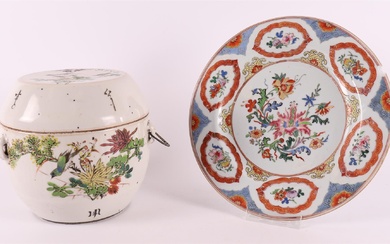 Jarre à couvercle en porcelaine, Chine, 20e siècle. Décor polychrome d'oiseaux et de flore, texte...