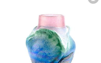 Jean-Claude NOVARO (France, 1943-2014) Vase en verre soufflé dans les tons bleu, rose et vert,...