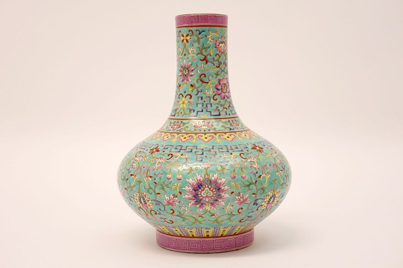 Joli vase chinois ancien en porcelaine marquée avec un décor 'Famille Rose' sur un fond...