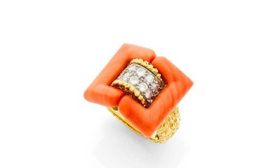 KUTCHINSKY 1970s Original ring in the shape of a belt buckle in 18k yellow gold (750‰) adorned
