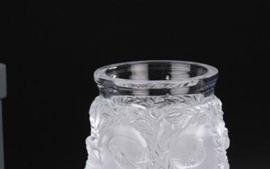 LALIQUE France Vase en cristal translucide pressé moulé modèle "Bagatelle", à décor de moineaux dépolis....