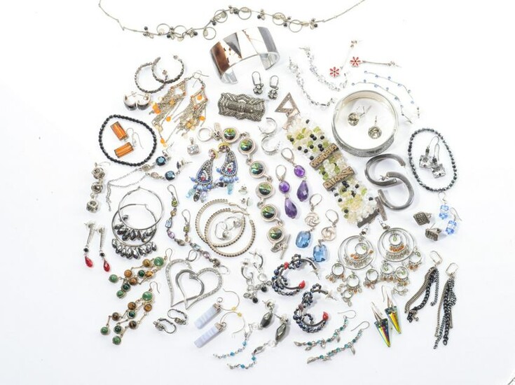 LOT OF ASSORTED SILVER & COSTUME JEWELLERY
