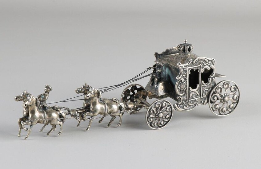 Large silver miniature, 835/000, large royal carriage with a team of 4 horses, 1 rider on the horse and a figure on the goat. 19x5x6cm. ca 203 grams. MT .: J. Weeda, Haarlem, (Argentor firm) jl .: B: 1986. In good condition