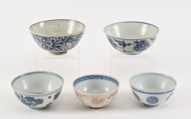 Lot of 5 Chinese Ming period blue and white bowls. 2 with reign marks. 2 with seal marks. Largest