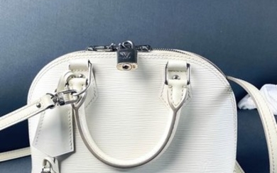 Louis Vuitton - Epi Alma BB Crossbody bag