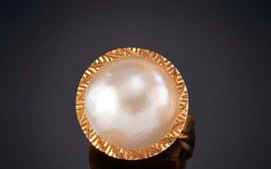 MABE PEARL RING ON A YELLOW CARVED RED BORDER. Mounting in 18k yellow gold. Output: 100,00 Euros. (16.639 Ptas.)