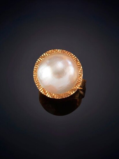 MABE PEARL RING ON A YELLOW CARVED RED BORDER. Mounting in 18k yellow gold. Output: 100,00 Euros. (16.639 Ptas.)