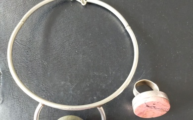 MOUNE circa 1970 Collier ras du cou en métal retenant un pendentif circulaire orné d'une...