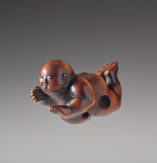 Netsuke (1) - Wood - AN UNUSUAL AND RARERECLINING INFANT BOY - Signature : MASA-KAZU - Japan - Edo Period (1600-1868)