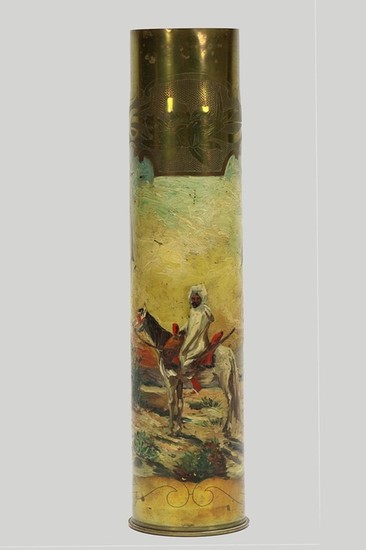 Obus en laiton ciselé à décor peint d'une scène or…