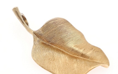 Ole Lynggaard: A “Leaves” pendant in the shape of a leaf, mounted in 18k gold. Weight 6,4 g. L. incl. eyelet 4,2 cm.