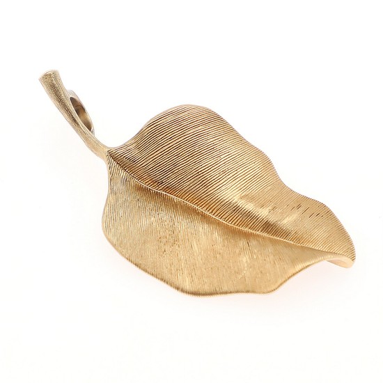 Ole Lynggaard: A “Leaves” pendant in the shape of a leaf, mounted in 18k gold. Weight 6,4 g. L. incl. eyelet 4,2 cm.