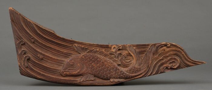 Ornament - Wood, Hinoki cypress - Stained hinoki cypres ornament with a double sided finely carved design of a koi, waves and clouds - Japan - Late Meiji period / Early Taishô period