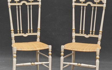 PAIRE DE CHAISES 20e siècle Paire de chaises Chiavari en érable peint ivoire et doré....