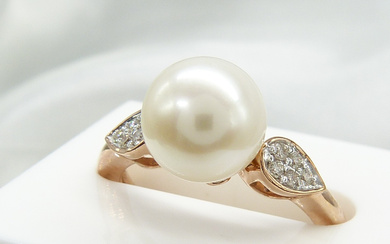PEARL & DIAMOND rose gold ring.
