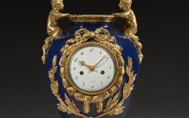 PENDULE VASE D'ÉPOQUE LOUIS XVI En porcelaine bleu de Chine, monture de bronze ciselé et...