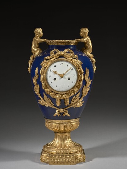 PENDULE VASE D'ÉPOQUE LOUIS XVI En porcelaine bleu de Chine, monture de bronze ciselé et...