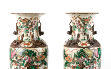 Paar vazen. Nanking. 20ste eeuw. Geglazuurd en gekrakeleerd aardewerk. Famille rose decor.